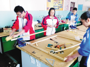 官六中学生自制太阳能灯